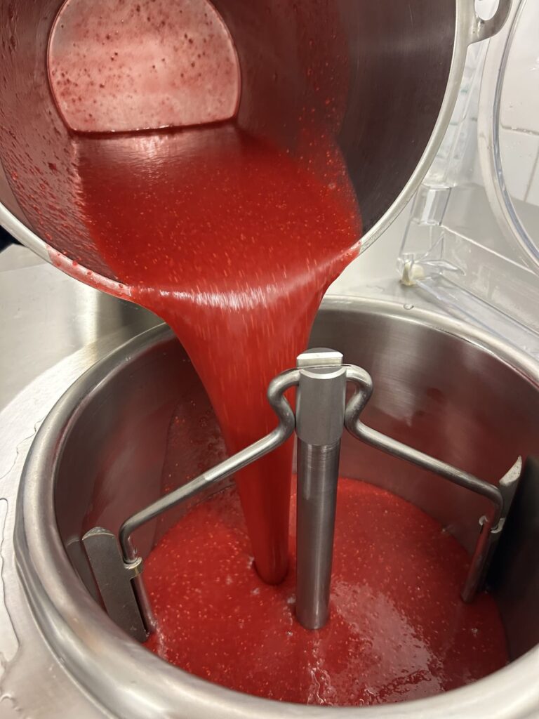 Herstellung Himbeereis, veganes Sorbet